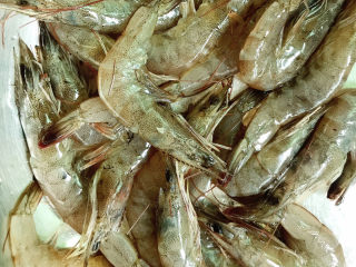 4、韭黄炒虾仁,虾准备好