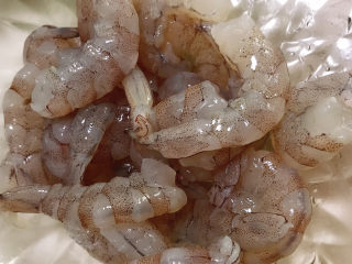 5、韭黄炒虾仁,剥壳后冲洗干净。