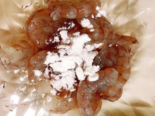 6、韭黄炒虾仁,用厨房纸巾吸干水分放入碗中，加入料酒、淀粉和少许盐。