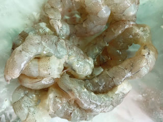 7、韭黄炒虾仁,拌匀腌制入味。