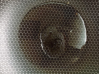 8、韭黄炒虾仁,锅烧热后放油