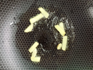 9、韭黄炒虾仁,下姜片炒出香味。