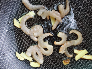 10、韭黄炒虾仁,放入虾仁。