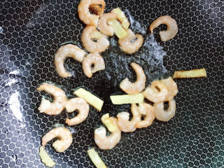 11、韭黄炒虾仁,炒至六成熟。