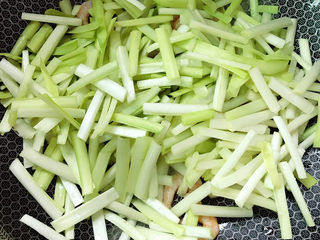 12、韭黄炒虾仁,放入韭黄。