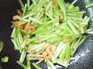 14、韭黄炒虾仁,放盐炒熟。