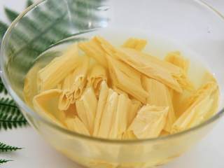 1、香芹拌腐竹—味道鲜美、清香适口的一道小菜,你一定得试试,腐竹斜切成段,泡发备用。