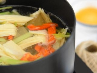 3、香芹拌腐竹—味道鲜美、清香适口的一道小菜,你一定得试试,水烧开放入香芹、腐竹、红椒,焯水后捞出,过凉水控干。