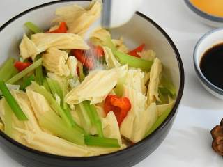 4、香芹拌腐竹—味道鲜美、清香适口的一道小菜,你一定得试试,加入盐、糖、鸡精、醋、香油。