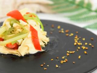 6、香芹拌腐竹—味道鲜美、清香适口的一道小菜,你一定得试试,成品:就这么简单,一起来试试吧。