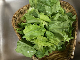 2、蚝油油麦菜,切断，清洗干净，沥水备用