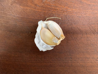 3、蚝油油麦菜,大蒜压成蒜蓉