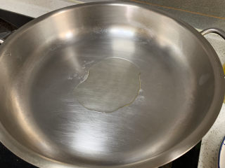 4、蚝油油麦菜,热锅热油，蒜蓉炒香