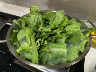 5、蚝油油麦菜,放入油麦菜，翻炒断生后放盐，糖，蚝油，生抽调味