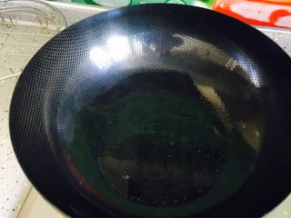 10、鱼香肉丝,油锅烧热