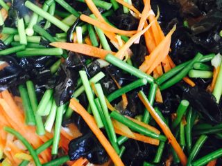 15、鱼香肉丝,炒三分钟后倒入蒜薹和木耳翻炒