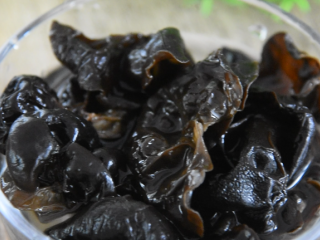 1、凉拌木耳好吃的秘诀，这个调料汁是关键！,取20g木耳清水泡发