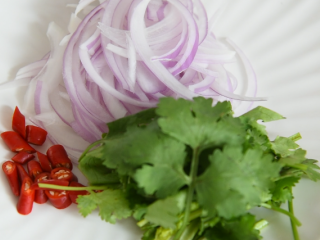 2、凉拌木耳好吃的秘诀，这个调料汁是关键！,洋葱切丝、小米椒切圈、香菜切段备用