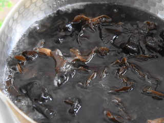 3、凉拌木耳好吃的秘诀，这个调料汁是关键！,泡发后的黑木耳，沸水焯40秒