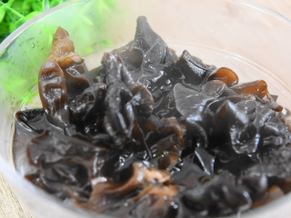 4、凉拌木耳好吃的秘诀，这个调料汁是关键！,捞起过凉备用