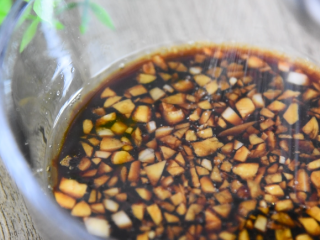 5、凉拌木耳好吃的秘诀，这个调料汁是关键！,取空碗，倒入10g蒜末、15g生抽、10g醋、3g糖、3g香油、0.5g盐，拌匀