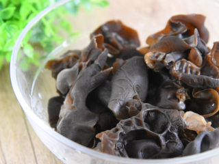 6、凉拌木耳好吃的秘诀，这个调料汁是关键！,过凉后的木耳挤干水分，放入碗中备用