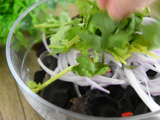 7、凉拌木耳好吃的秘诀，这个调料汁是关键！,将切好的配菜依次倒入碗中