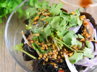 8、凉拌木耳好吃的秘诀，这个调料汁是关键！,淋上调料汁