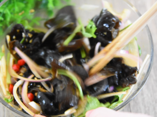 9、凉拌木耳好吃的秘诀，这个调料汁是关键！,拌匀