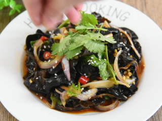 10、凉拌木耳好吃的秘诀，这个调料汁是关键！,撒上少许熟芝麻点缀