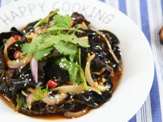 11、凉拌木耳好吃的秘诀，这个调料汁是关键！,简单又爽口的凉拌菜就完成啦~!