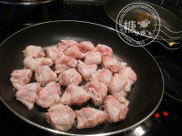 3、左宗棠鸡翅,平底锅不需要放油。加热后放入鸡翅煎