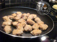 4、左宗棠鸡翅,表面开始结皮再挪动一下防止巴锅，煎至两面金黄