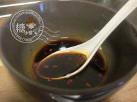 5、左宗棠鸡翅,生抽，香醋1汤匙，红油1汤匙，糖2茶匙，料酒，调成汁备用