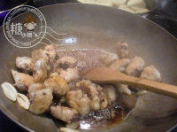 7、左宗棠鸡翅,下入煎好的鸡块。倒入配好的料汁。加入干红辣椒。翻炒至料汁收浓即可