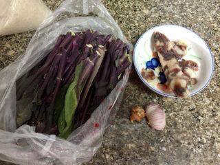 1、我爱家乡菜系列➕紫菜苔炒香肠,紫菜苔一把，妈妈自制香肠一段（这次的香肠连肠衣都是妈妈买的小肠自己制作的，加上新鲜猪腿肉，秘制调料，蚝油提鲜红酒增香白酒去腥，再加上阿晨买的电动灌香肠机，完美????，味道一级棒啊），蒜三瓣，姜一小块，喜欢吃辣的朋友还可以放几颗干辣椒提味，这几天有点上火嗓子不舒服，就没有放????️