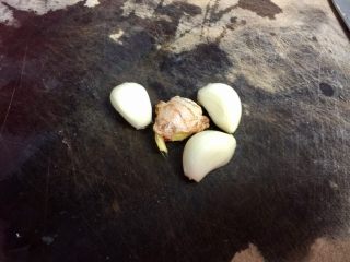 2、我爱家乡菜系列➕紫菜苔炒香肠,蒜剥皮与酱一起清洗