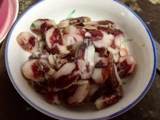 3、我爱家乡菜系列➕紫菜苔炒香肠,香肠不用蒸煮，先清洗一下，然后薄片，妈妈的香肠晒的很干很硬啊，切的阿晨手都酸了????