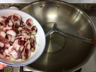 6、我爱家乡菜系列➕紫菜苔炒香肠,热锅，加一点点油，晃动锅，让油润一下锅，加入香肠片，小火煸炒，煸出猪油，油太多的话可以盛出一些，避免太油腻。