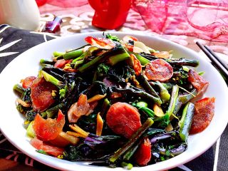 16、我爱家乡菜系列➕紫菜苔炒香肠,这道菜做法简单，香肠也可换成腊肉或肉丝肉片。紫菜苔脆嫩多汁，香肠煎香味美，荤素搭配，让人欲罢不能，是阿晨非常中意的家常家乡菜，有兴趣的宝宝们，看来试试吧