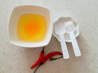 2、椒香杏鲍菇笋条#爽口凉菜#,鸡蛋1个打散放入2克盐搅拌均匀   糖备用