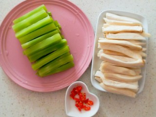 3、椒香杏鲍菇笋条#爽口凉菜#,将莴笋和杏鲍菇切成条状  红尖椒切小圈圈