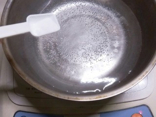 4、椒香杏鲍菇笋条#爽口凉菜#,烧开一小盆清水放入2克盐