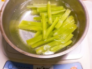 5、椒香杏鲍菇笋条#爽口凉菜#,放入笋条汆烫  快速捞出