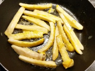 8、椒香杏鲍菇笋条#爽口凉菜#,鸡蛋打散 杏鲍菇条蘸上鸡蛋液  放到热油里煎成金黄色