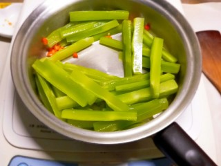 12、椒香杏鲍菇笋条#爽口凉菜#,放入笋条  快速翻炒