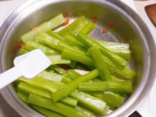 13、椒香杏鲍菇笋条#爽口凉菜#,放入2克盐  糖入味 快速翻炒出锅 