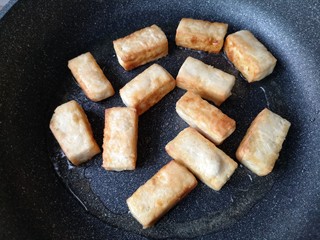 11、咕咾豆腐,将豆腐的每个面都煎一下至豆腐外面有一层脆壳后盛出备用。