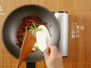 7、简单易做的啤酒烧虾尾,父亲节的最佳下酒菜,加入少许小葱段、姜片、蒜片