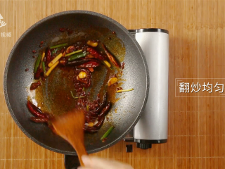 8、简单易做的啤酒烧虾尾,父亲节的最佳下酒菜,翻炒均匀